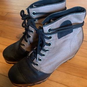 Sorrel PDX Two Tone Wedge Lace Up Boot. Black/Tan canvas.